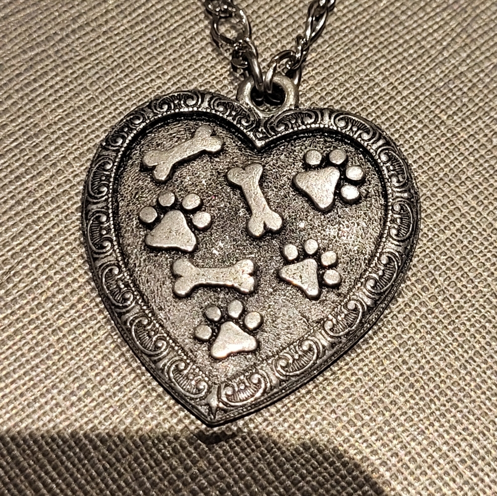 1928 PEWTER HEART PAWS AND BONES NECKLACE 28 IN. - Picture 9 of 10